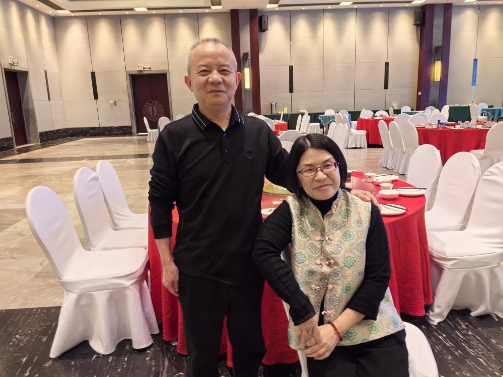 余向东家给大家拜年！