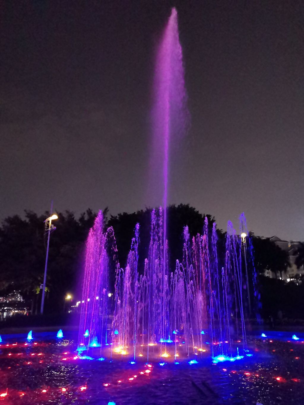 此刻的心情，随着这喷泉跳跃起来，伴音音乐悦耳动听。