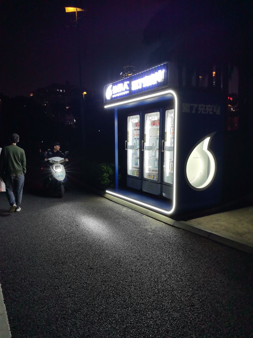 矗立在南湖游步道上的外星人回头率很高哦。🥰🤔