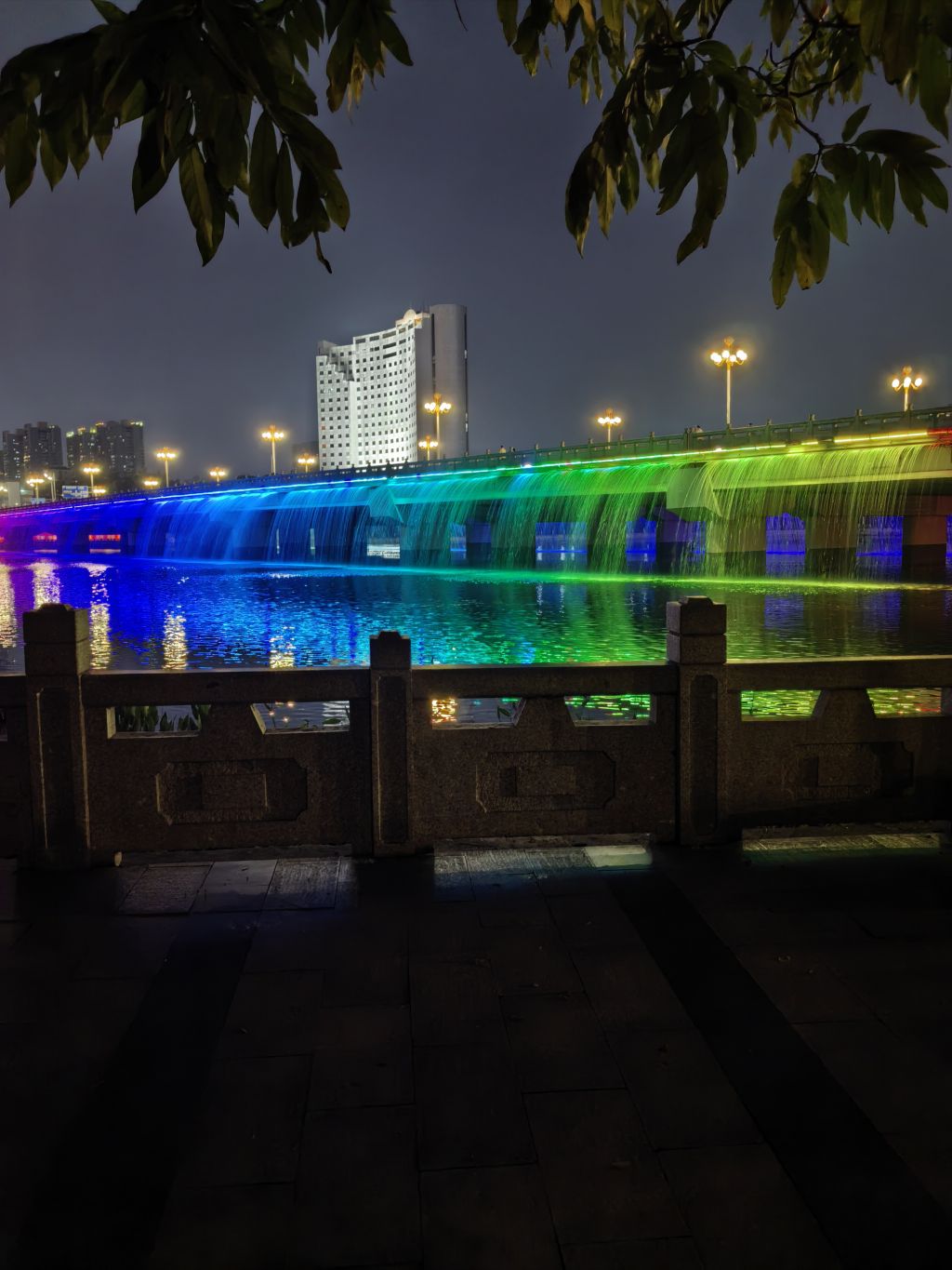 流光溢彩，心旷神怡。