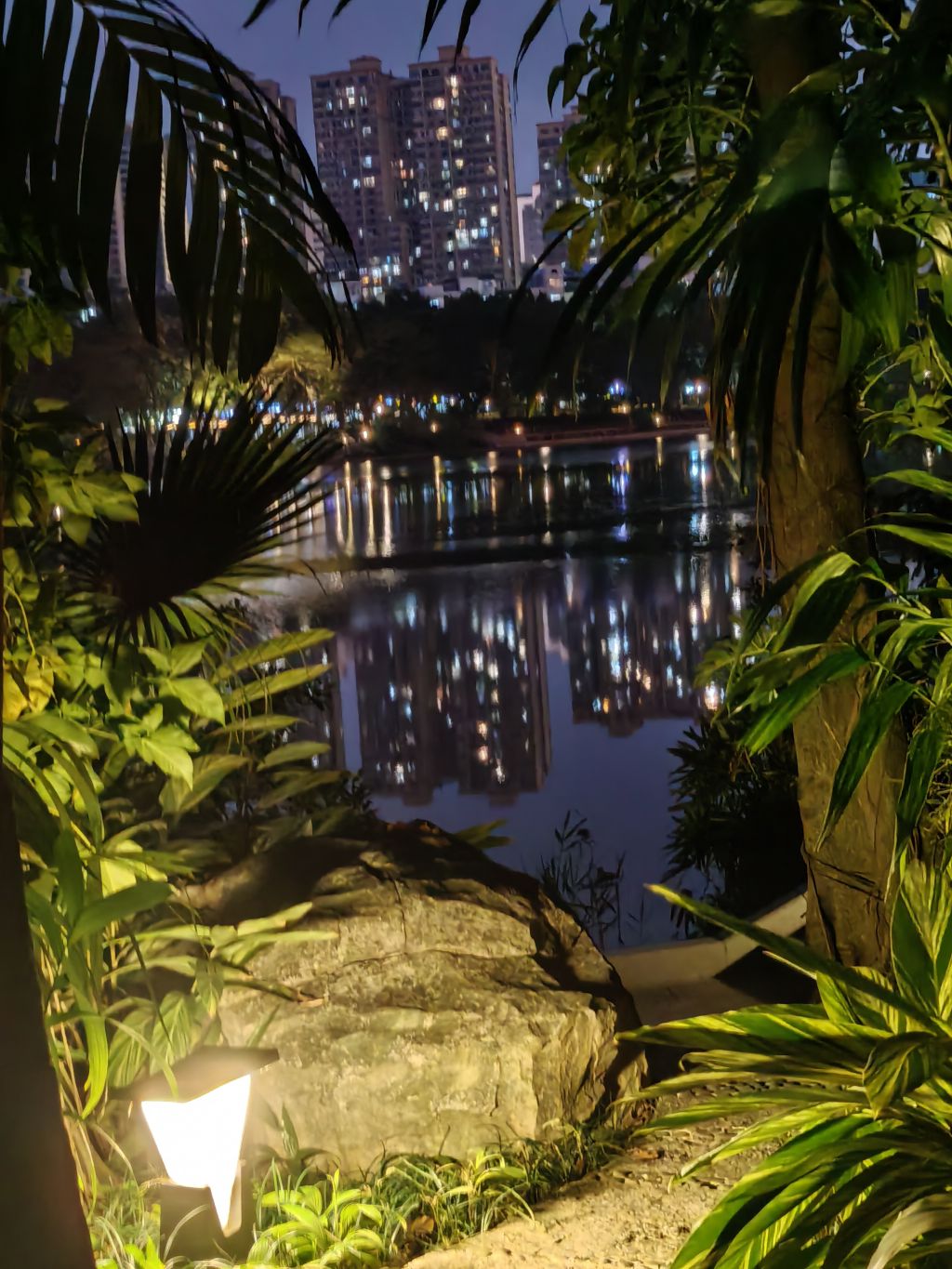 幽草涧边生，星光水中游。