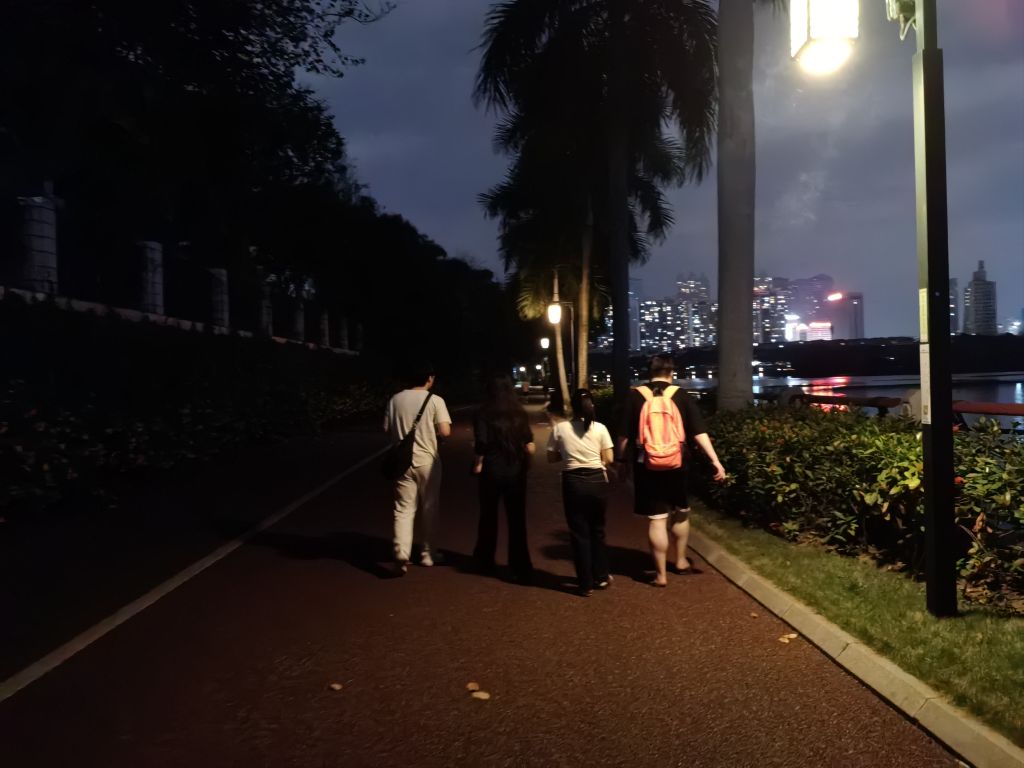 看着前面的男男女女，想起了大学的时光，逛到深夜1、2点都不会累的感觉……真是美好的回忆。