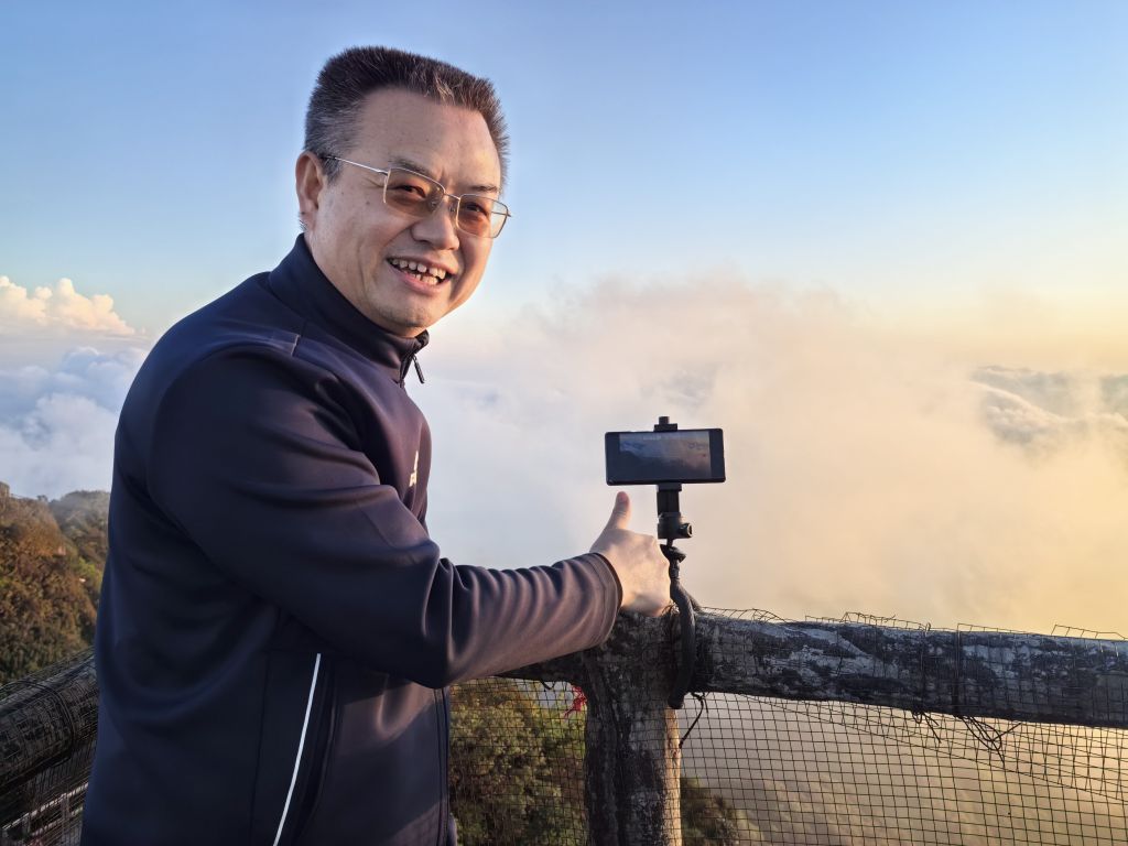 畅游猫儿山云海，流连忘返。